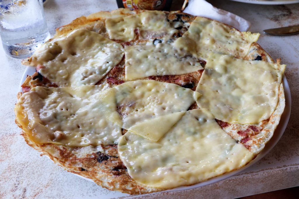 Pfannkuchen mit Schinken, Käse und Champignon