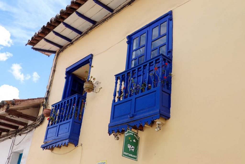 Blaue Balkone eines Hauses in San Blas Cusco