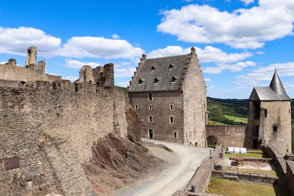 Innenhof Burg Bourscheid