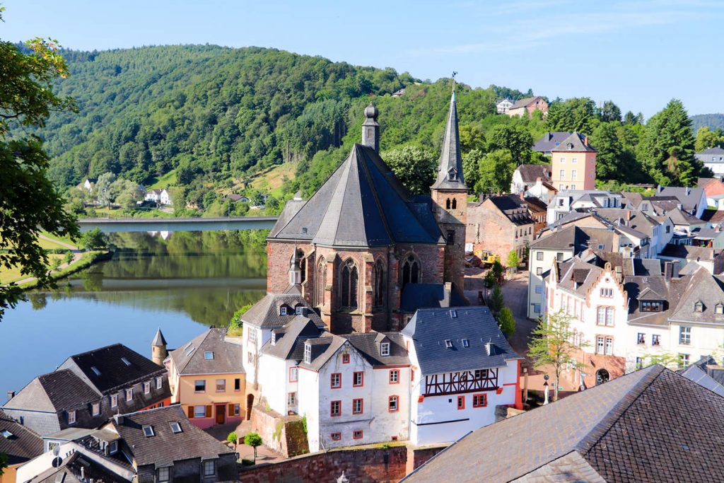 Blick auf die Kirche St. Laurentius vom Turm Belvedere in Saarburg