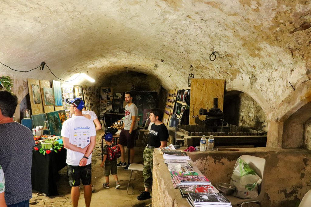 Gemälde-Verkauf in einem Keller in Sierck-les-Bains