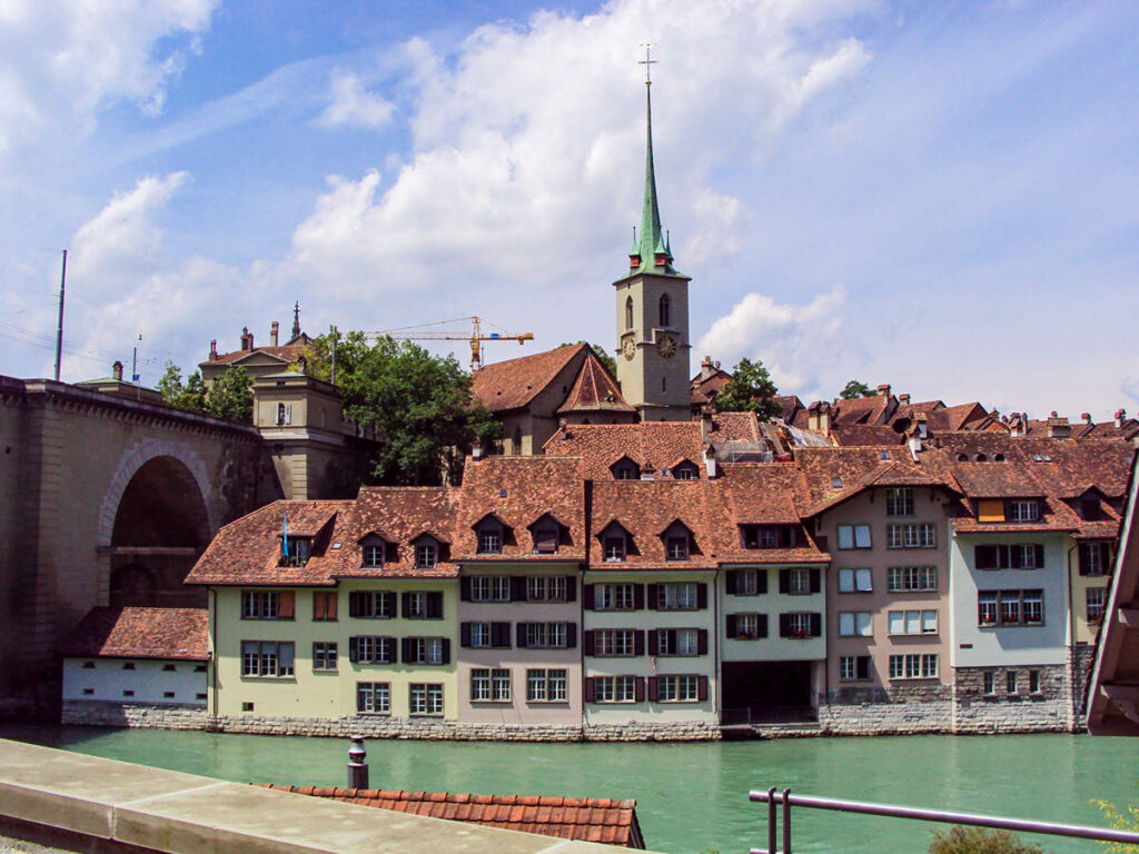 Flussufer Aare mit der Nydeggkirche im Hintergrund