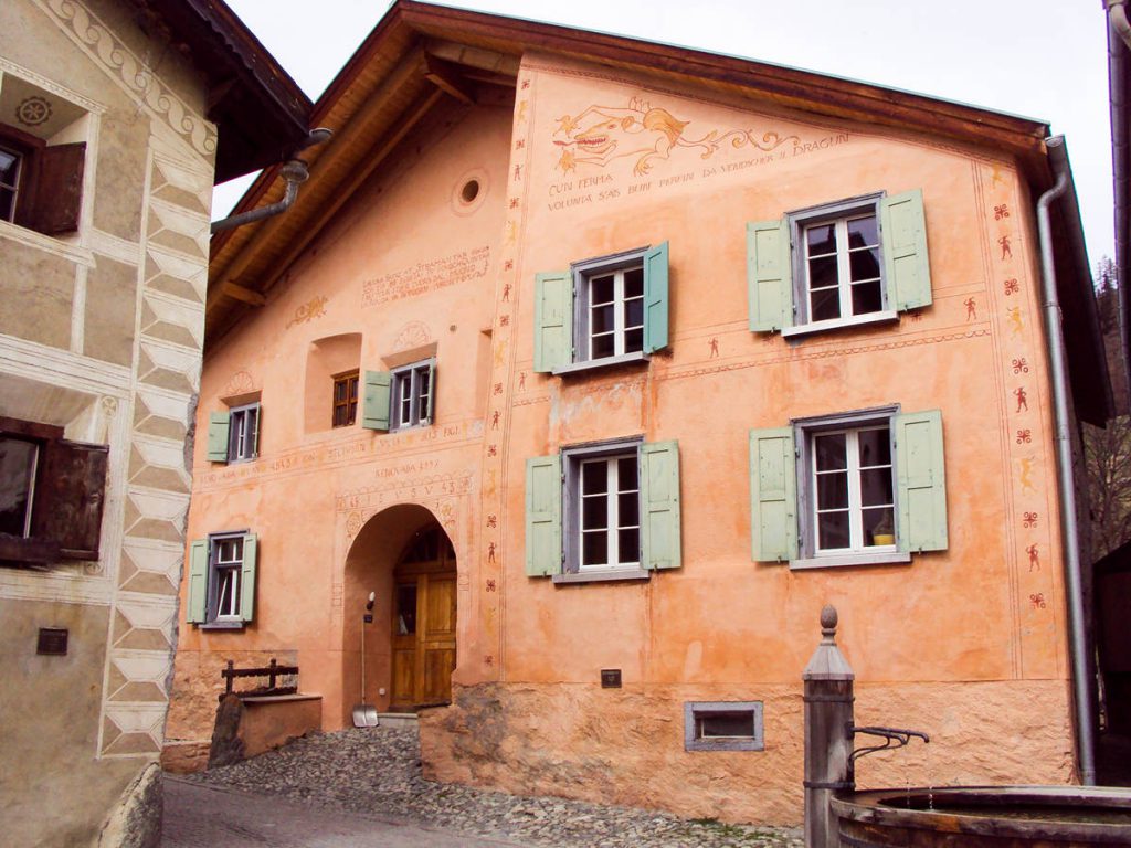 Engadienerhaus Guarda Graubünden