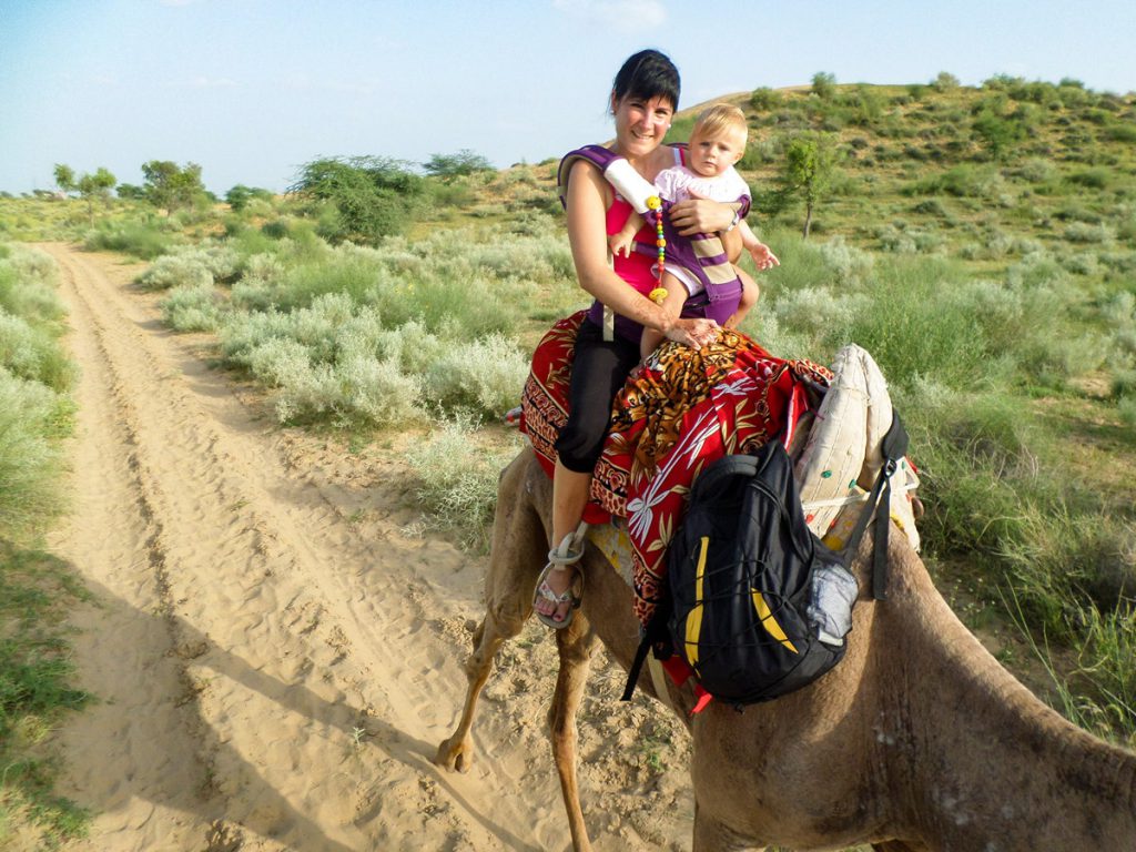 Babytrage beim Kamelreiten Indien