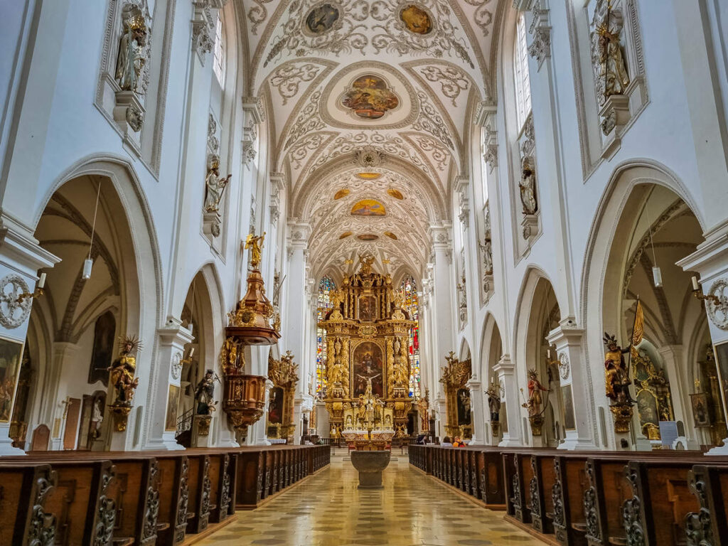 Mariä Himmelfahrt Kirche von innen in Landsberg am Lech