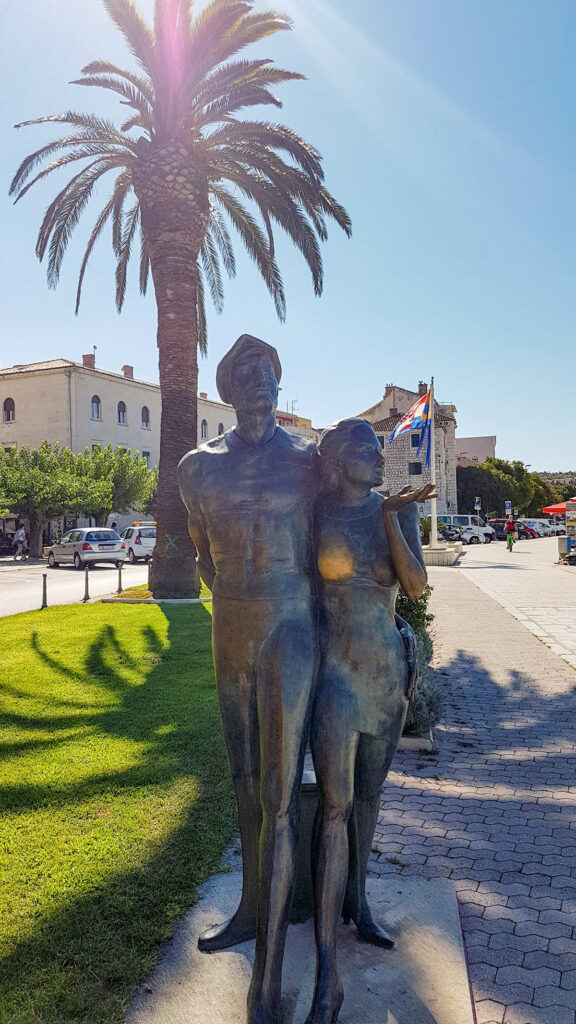 Denkmal für den Touristen Makarska