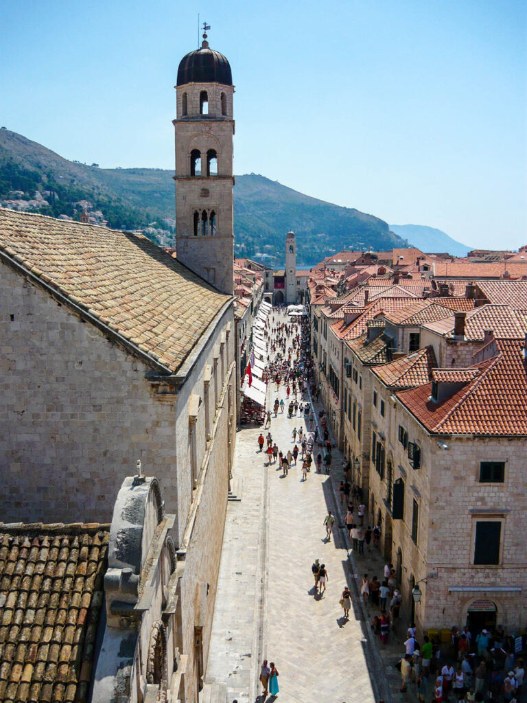 Die größte Hauptstraße (Stradun) in der Altstadt von Dubrovnik