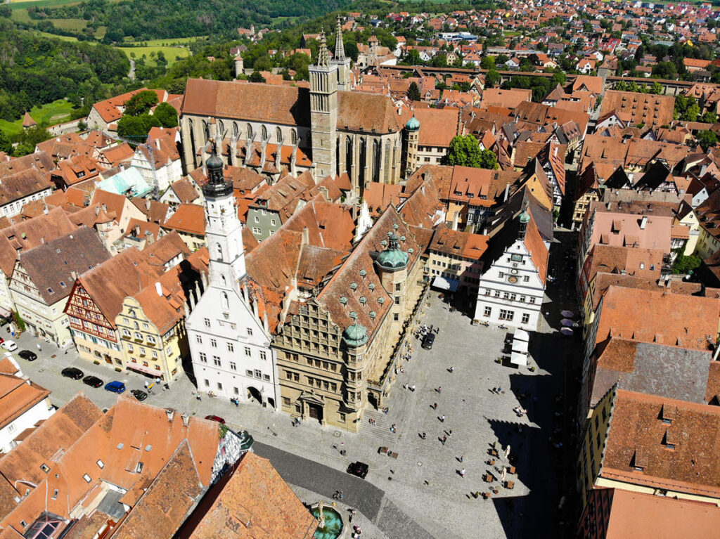 Rathaus und Marktplatz Rothenburg Luftaufnahme