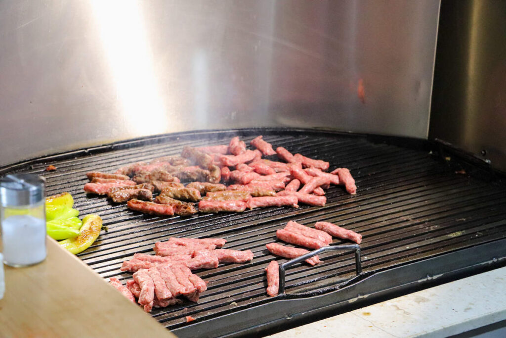 Cevapcici wird gegrillt