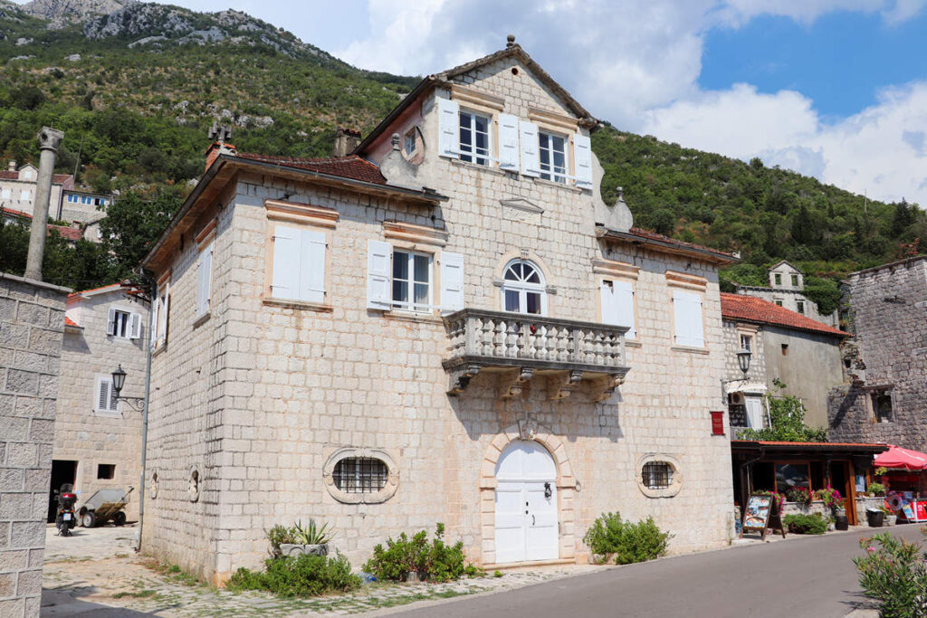 Bronza Palace Perast