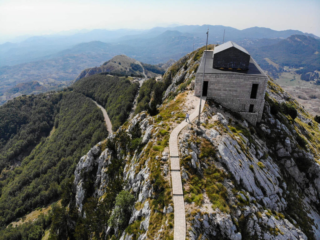 Mausoleum von Petar II. Petrović Njegoš aus der Luft