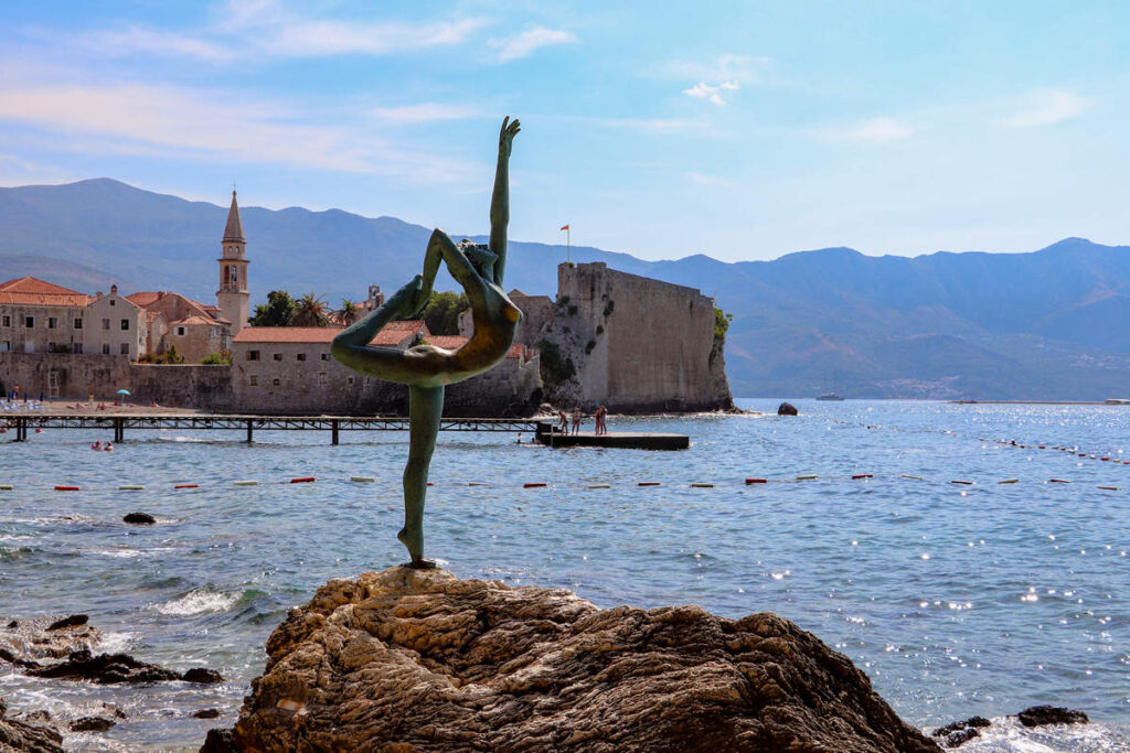 Statue der Balletttänzerin in Budva