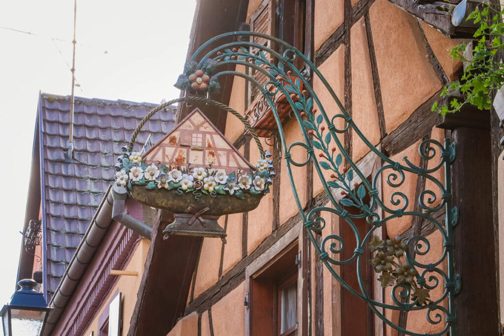 Verziertes Aushängeschild Turckheim