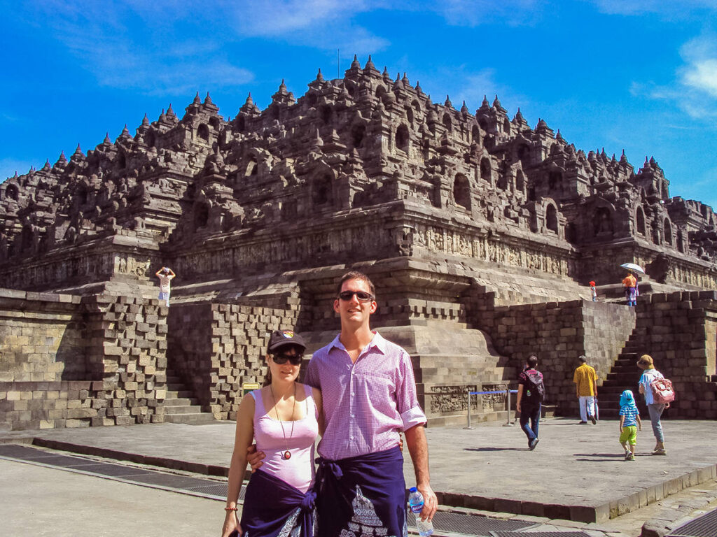 Vor dem Borobudur Tempel