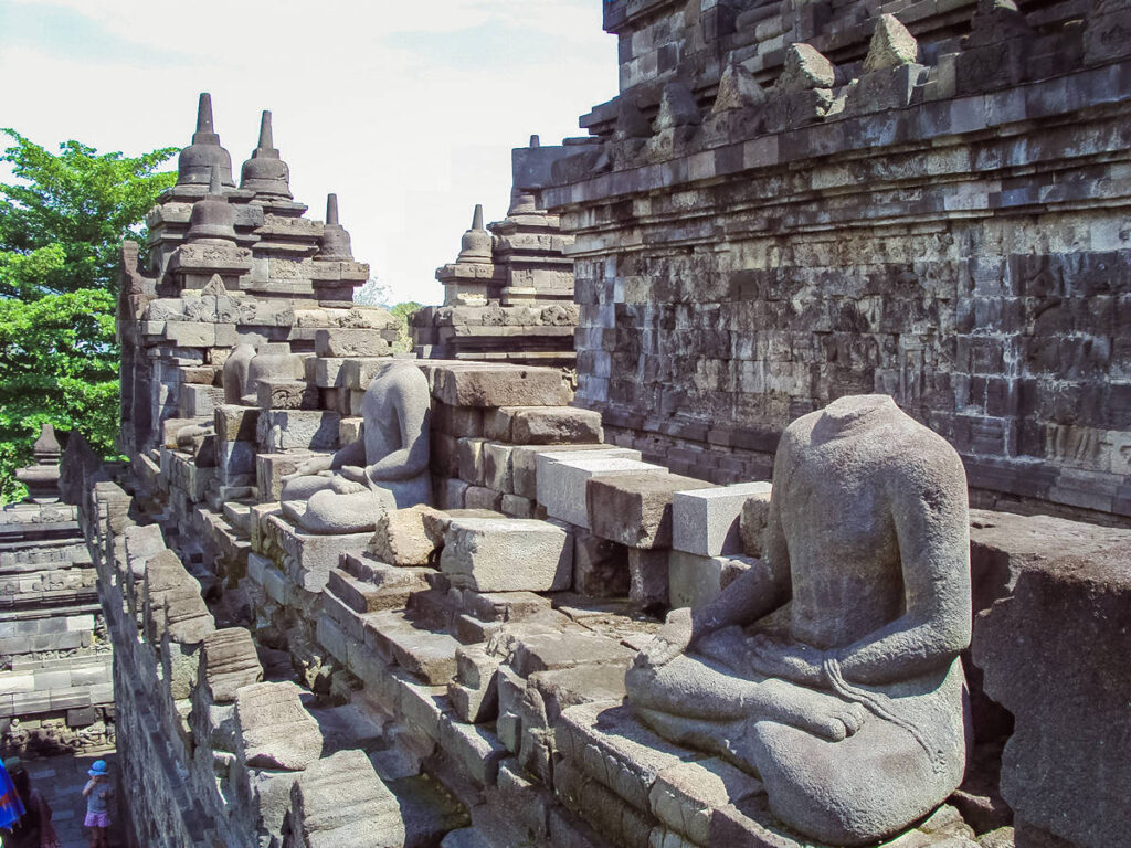Buddha-Statuen ohne Kopf Borobudur