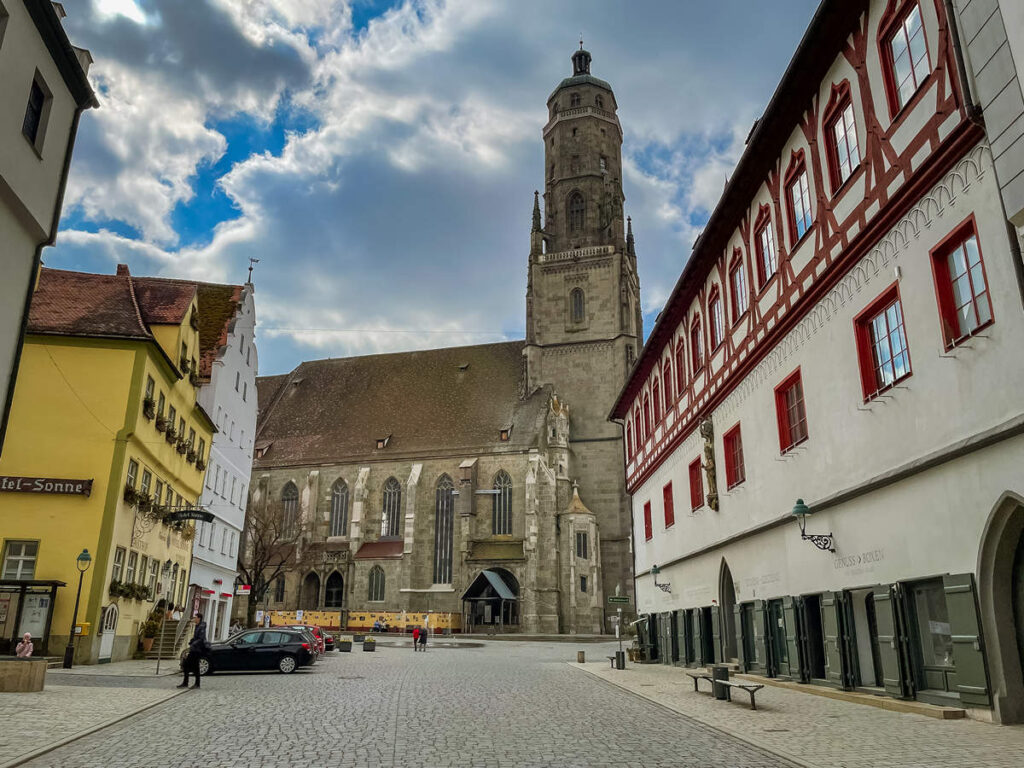 Hallenkirche St.-Georg mit dem Kirchturm Daniel
