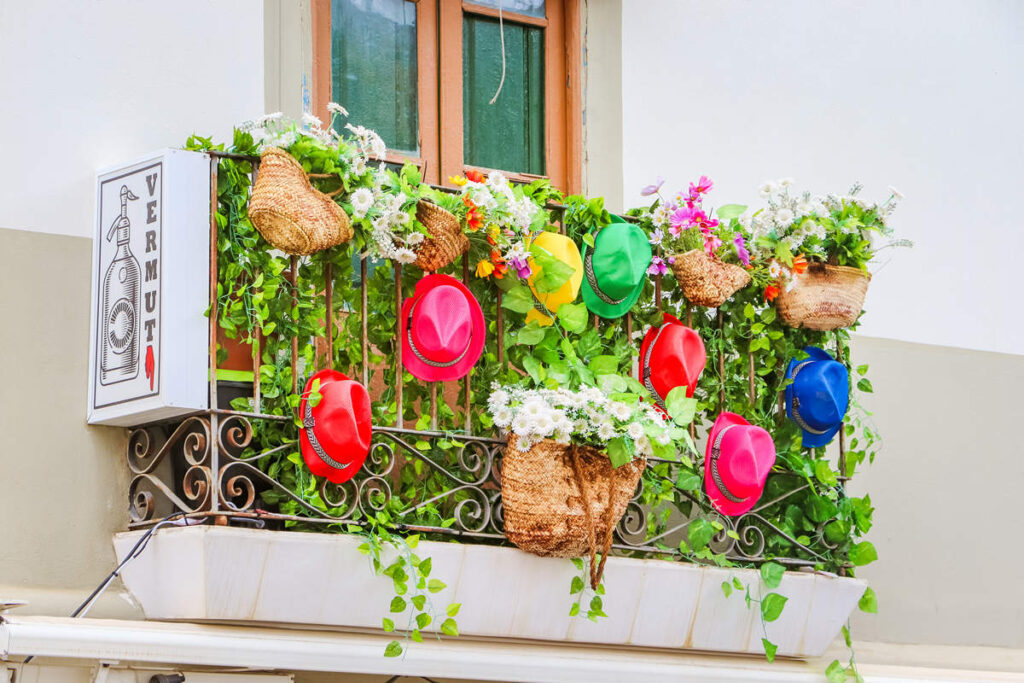 Bunter Balkon auf Ibiza