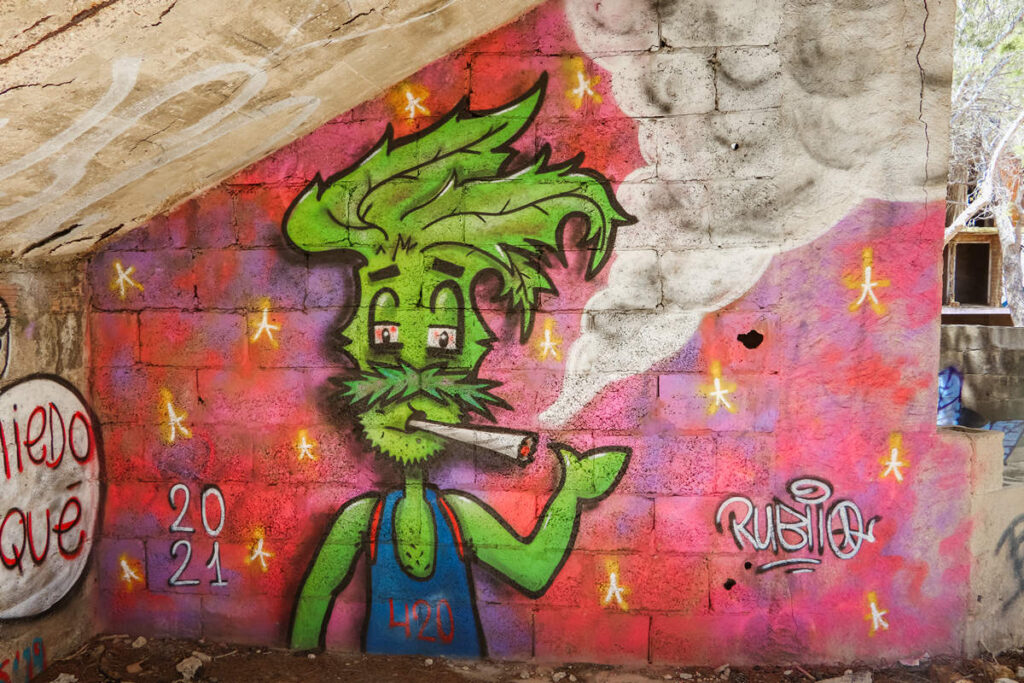 Smoking Graffiti Cala D'en Serra
