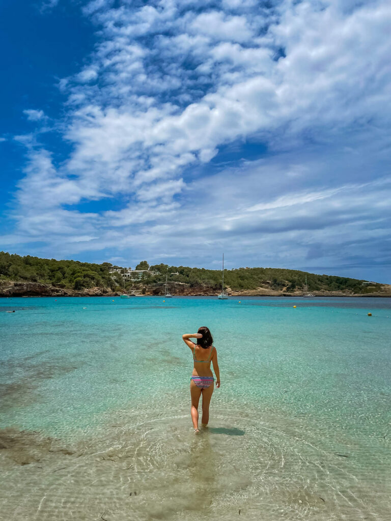 Auf dem schönen Strand Playa de Portinatx