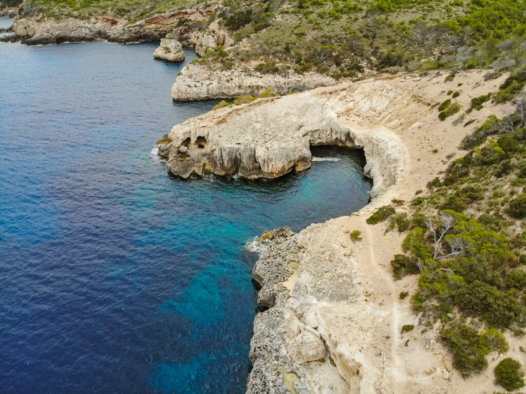 Cova de Llevant aus der Ferne