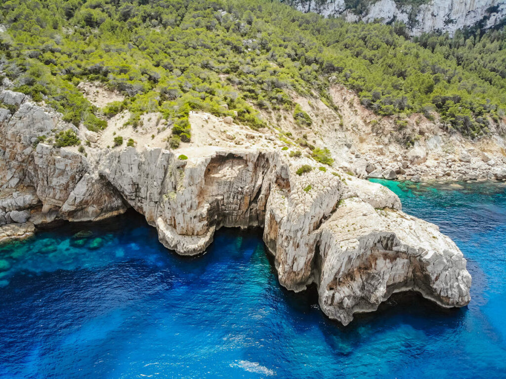 Puente de Piedra in der Bucht Cala Aubarca aus der Luft