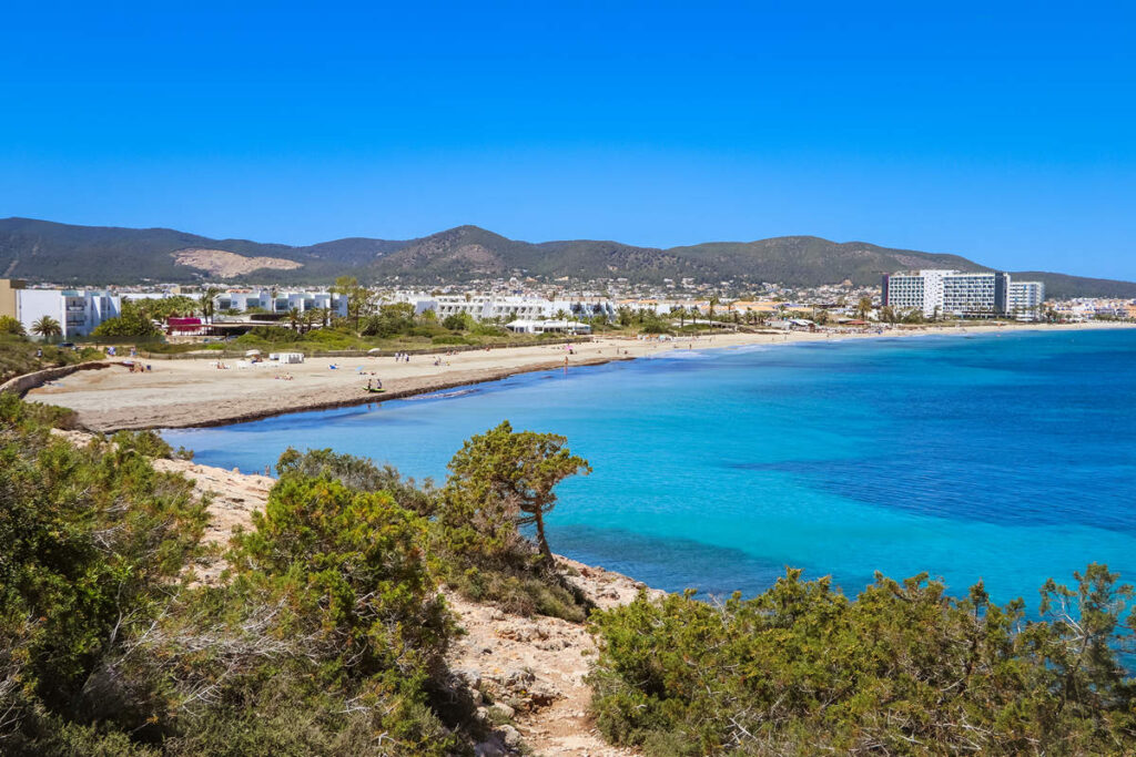 Blick auf Platja d'en Bossa vom Torre des Carregador