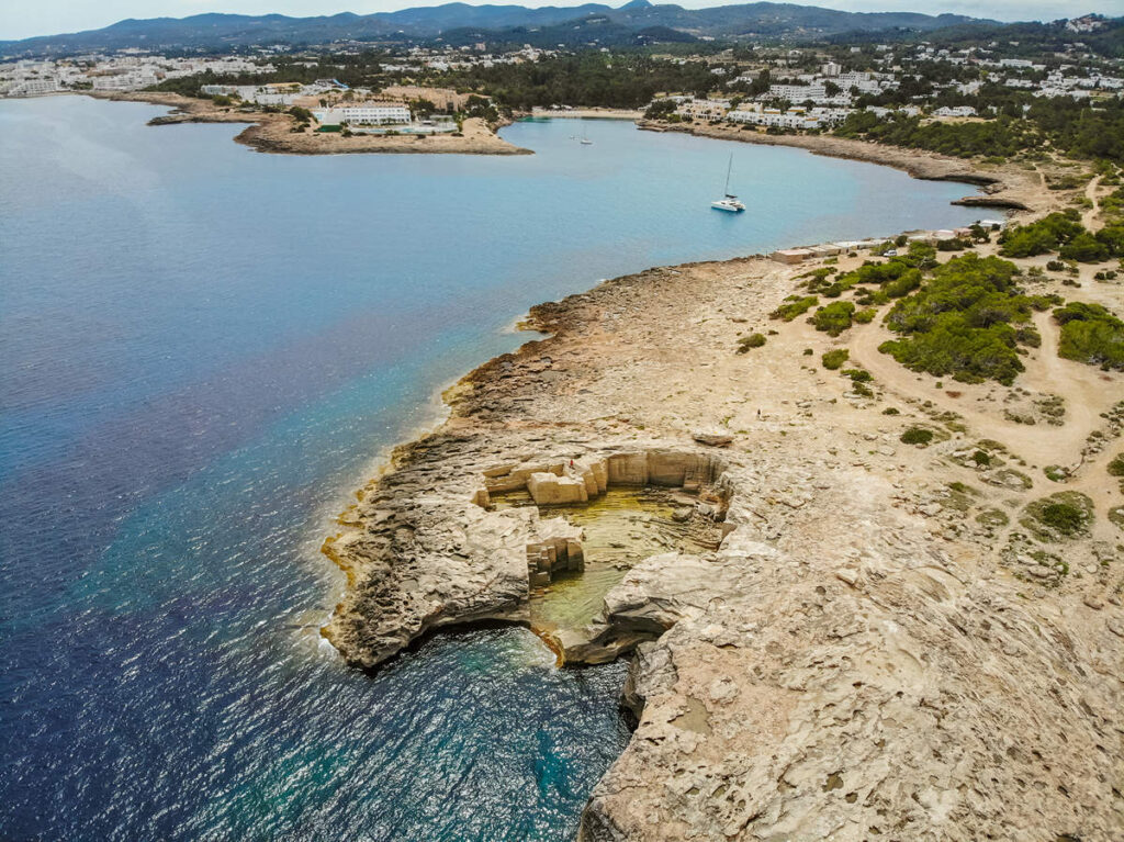 Punta de sa Pedrera mit Port d'Es Torrent im Hintergrund