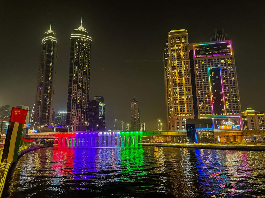 Dubai Canal mit dem Dubai Waterfall