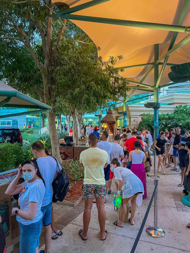 Menschen stehen in der Schlange und warten auf Taxi beim Aquaventure Waterpark