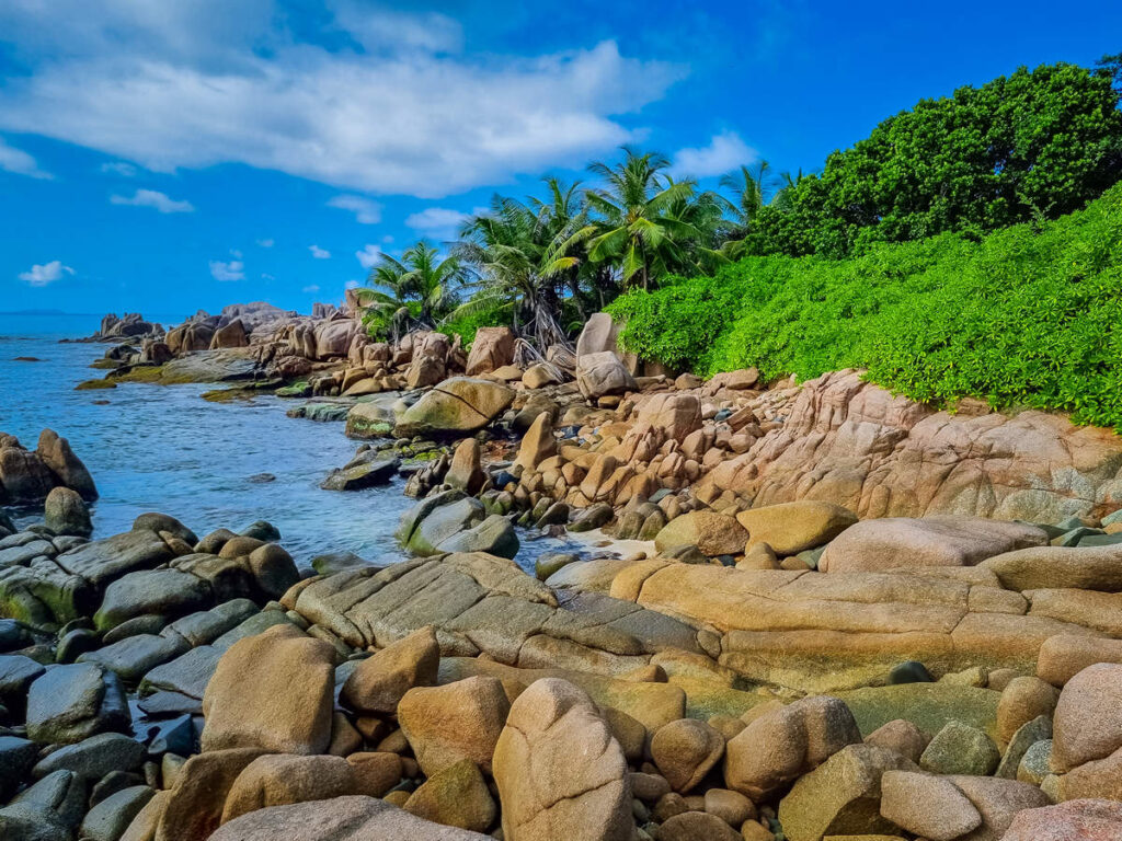 Anse Songe mit Granitfelsen