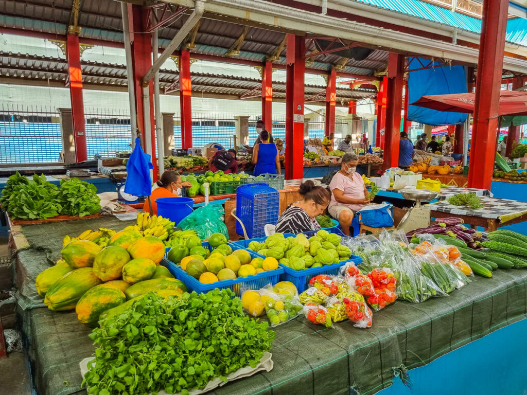 Obstverkäufer auf Sir Selwyn Selwyn-Clarke Market