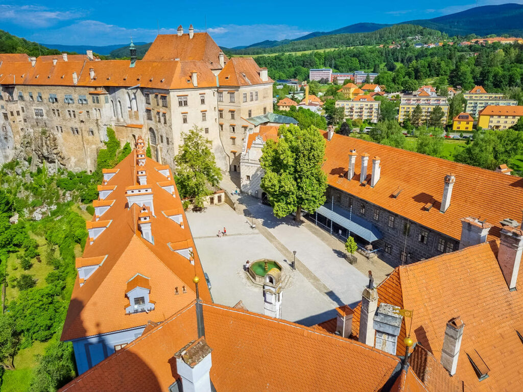Burghof aus dem Krumauer Schlossturm