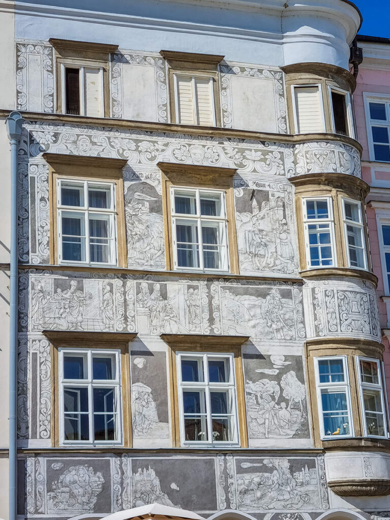 Fassade eines Hauses in J. Hradec