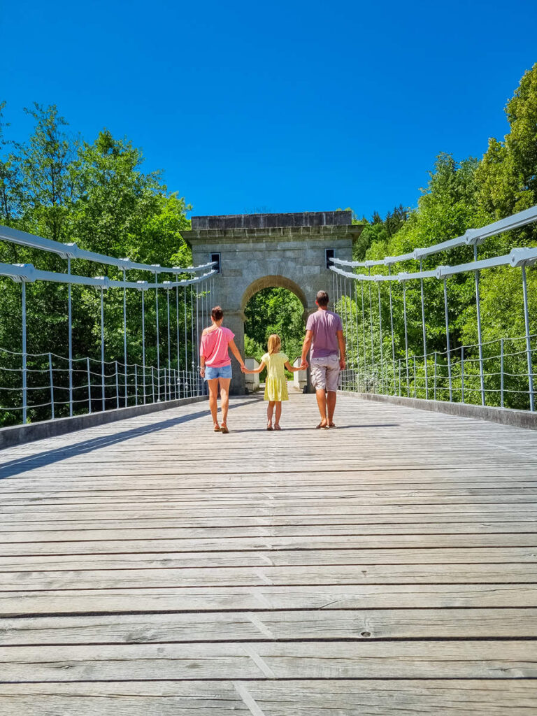 Auf der Kettenbrücke in Stádlec