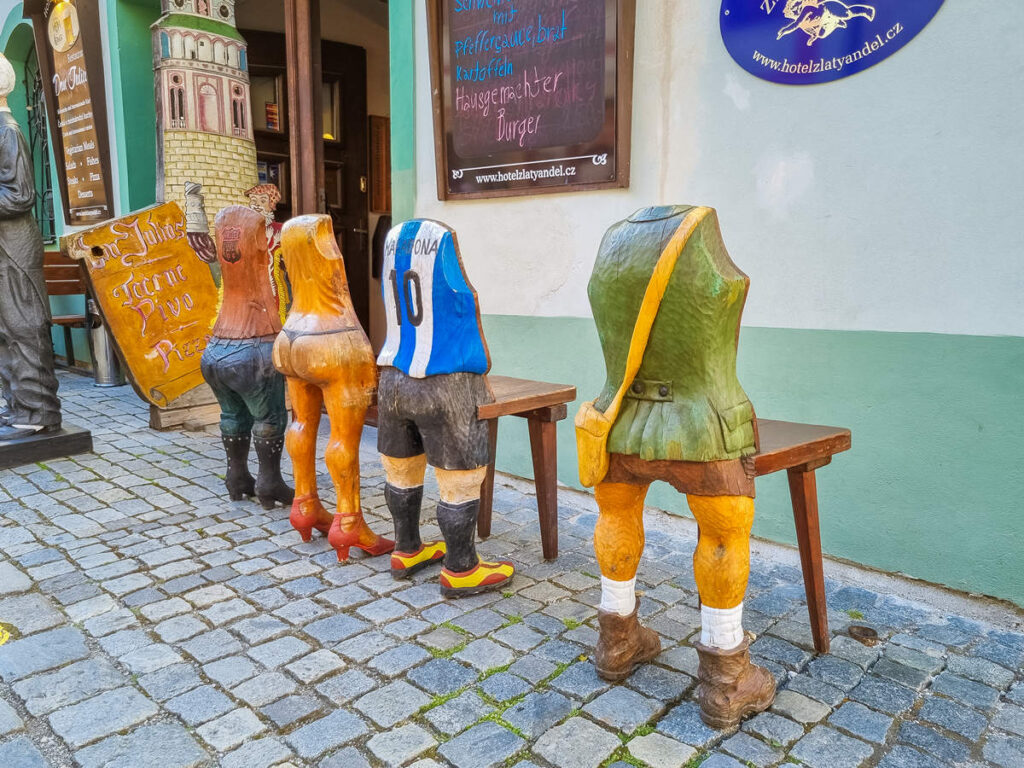 Lustige Stühle in Český Krumlov