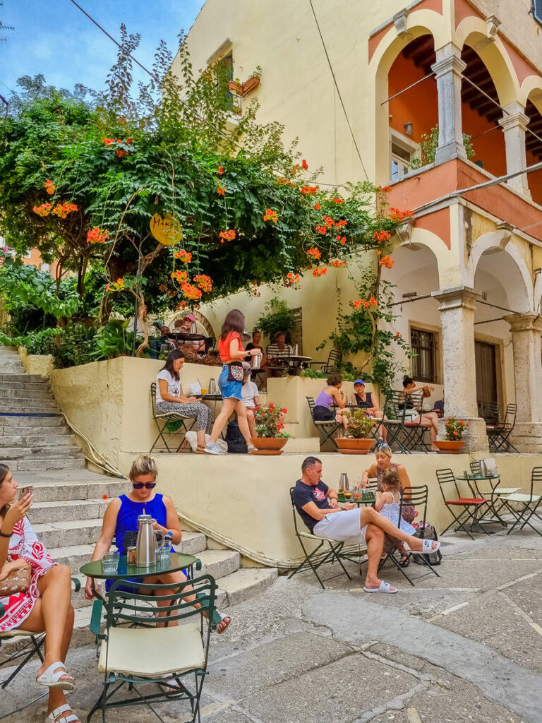 Ein Café in der Altstadt von Korfu