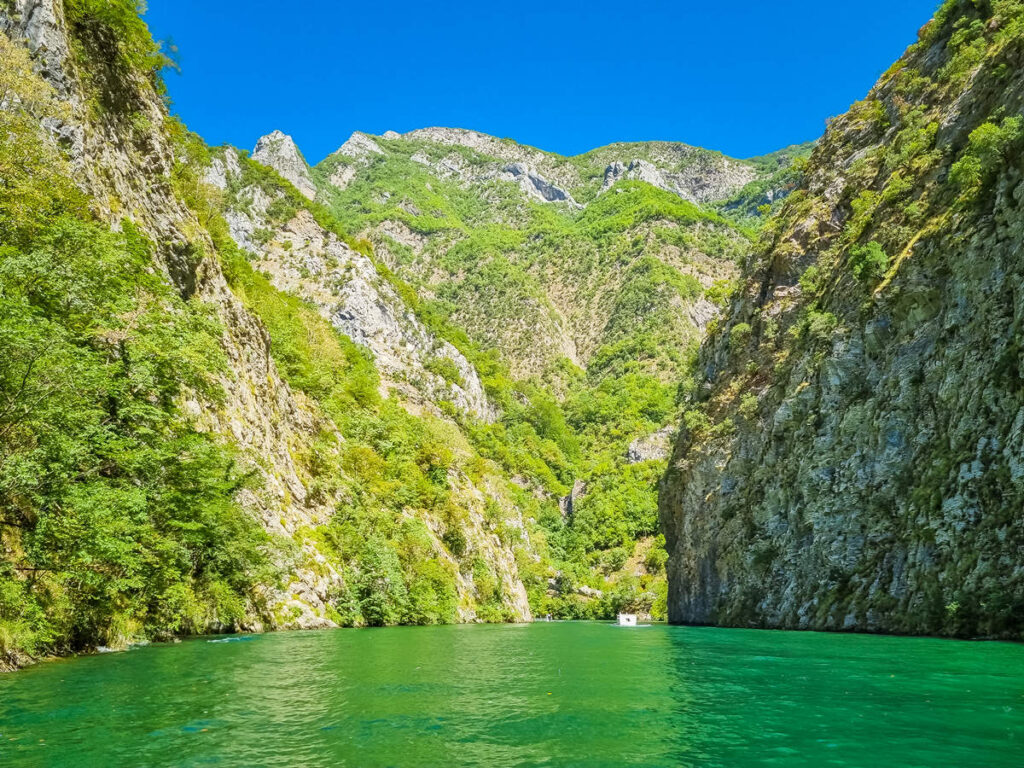 Felsen Komani Lake