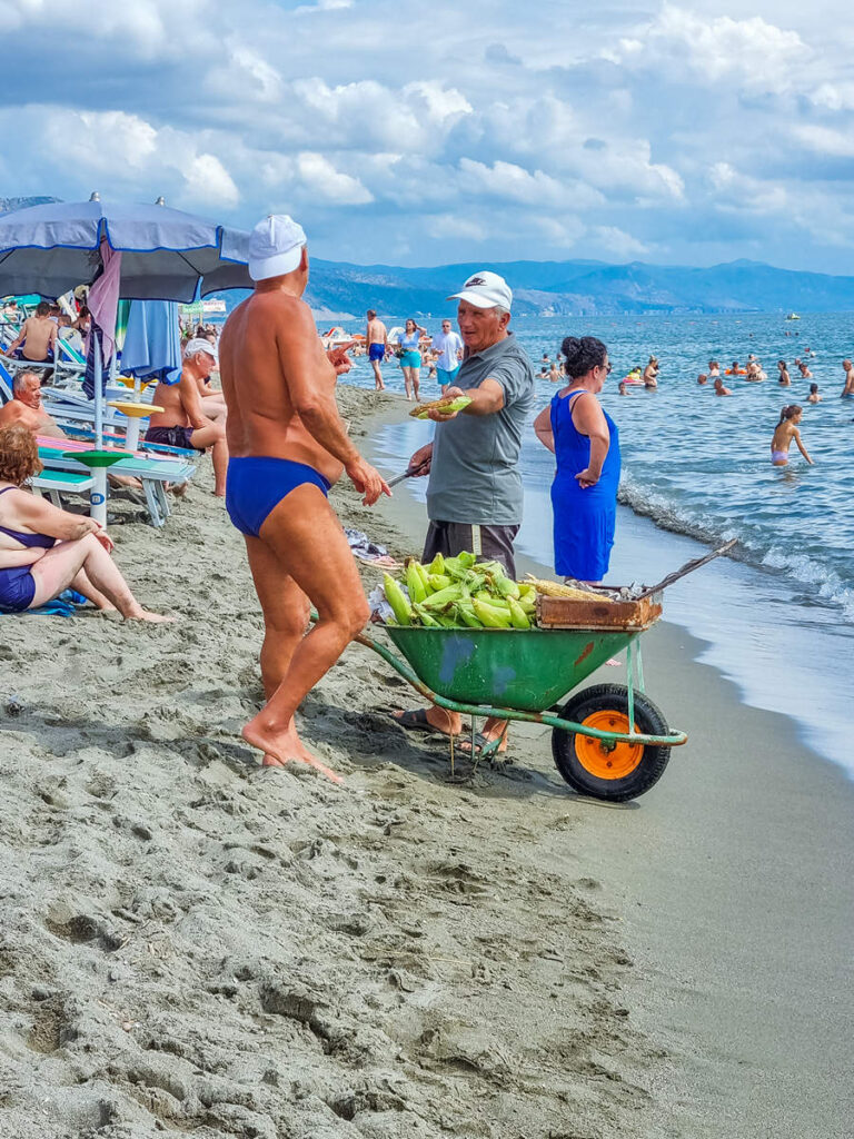 Mais-Verkäufer Velipoja Beach