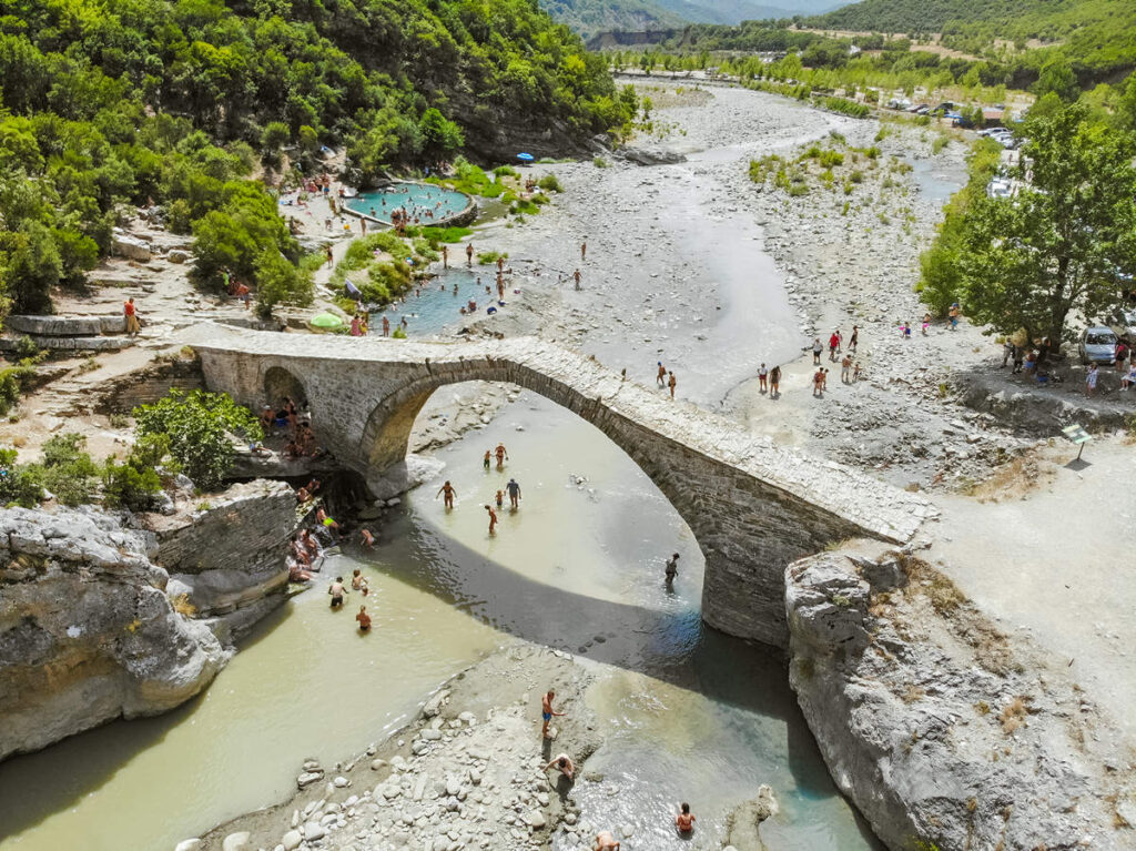 Steinbrücke und heiße Quellen Permet