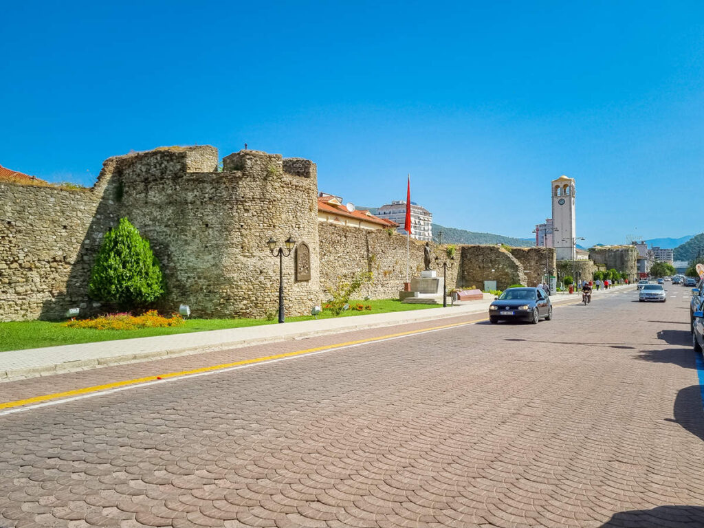 Elbasan - Uhrturm und Stadtmauer