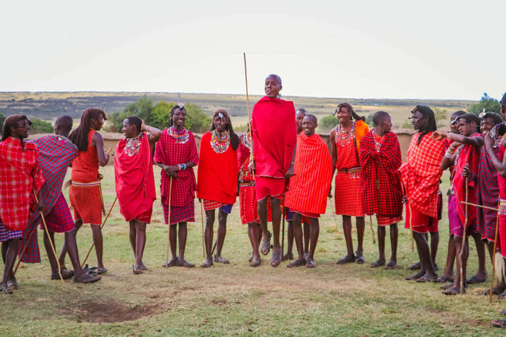 Maasai Kämpfer in einem Dorf in Serengeti
