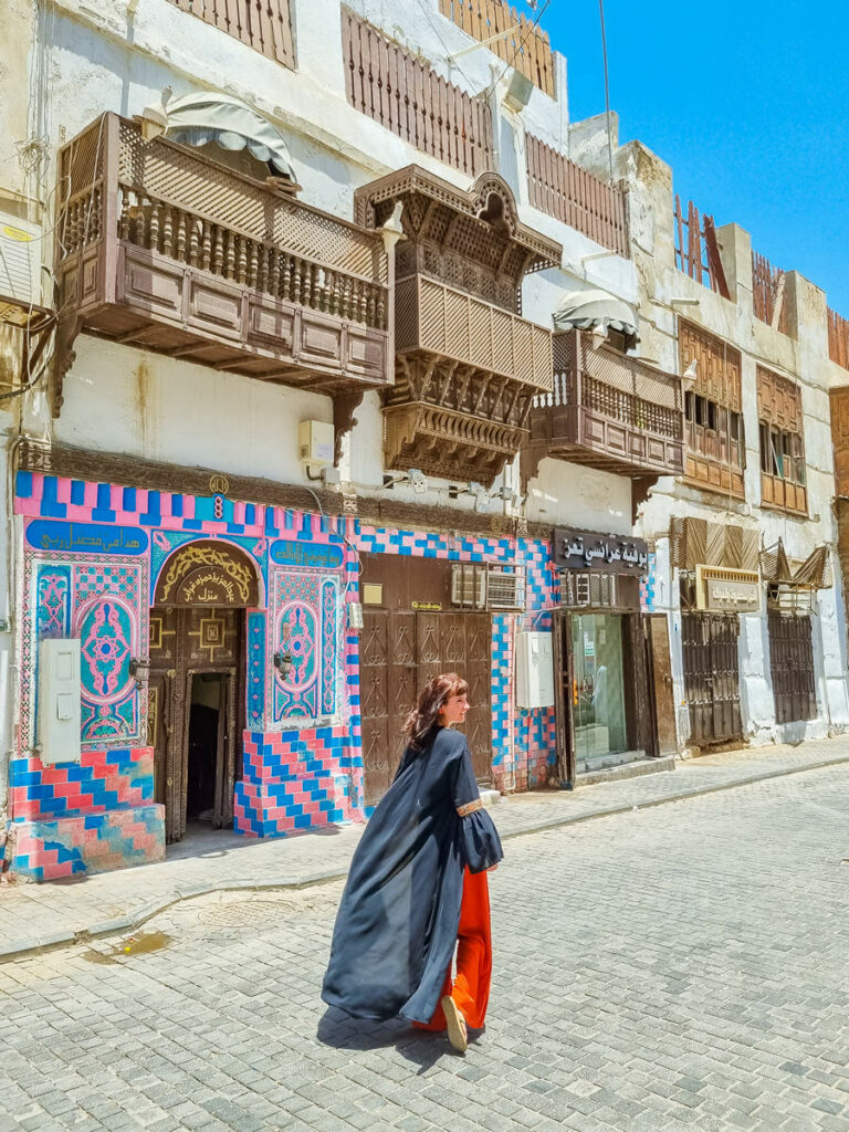 Westliche Frau trägt Abaya in Dschidda Altstadt