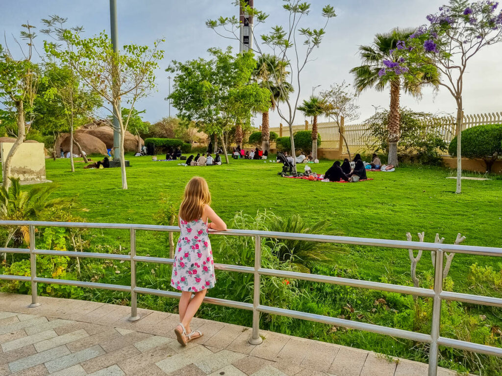 Park in Taif mit Einheimischen am Abend