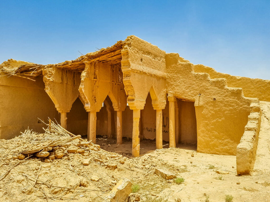 Überreste der alten Moschee in Qusur al Muqbil