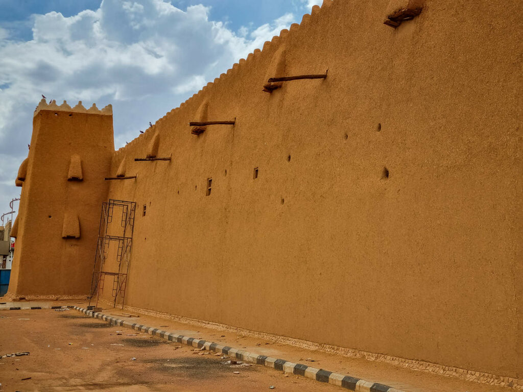 Qishlah Palace Mauer