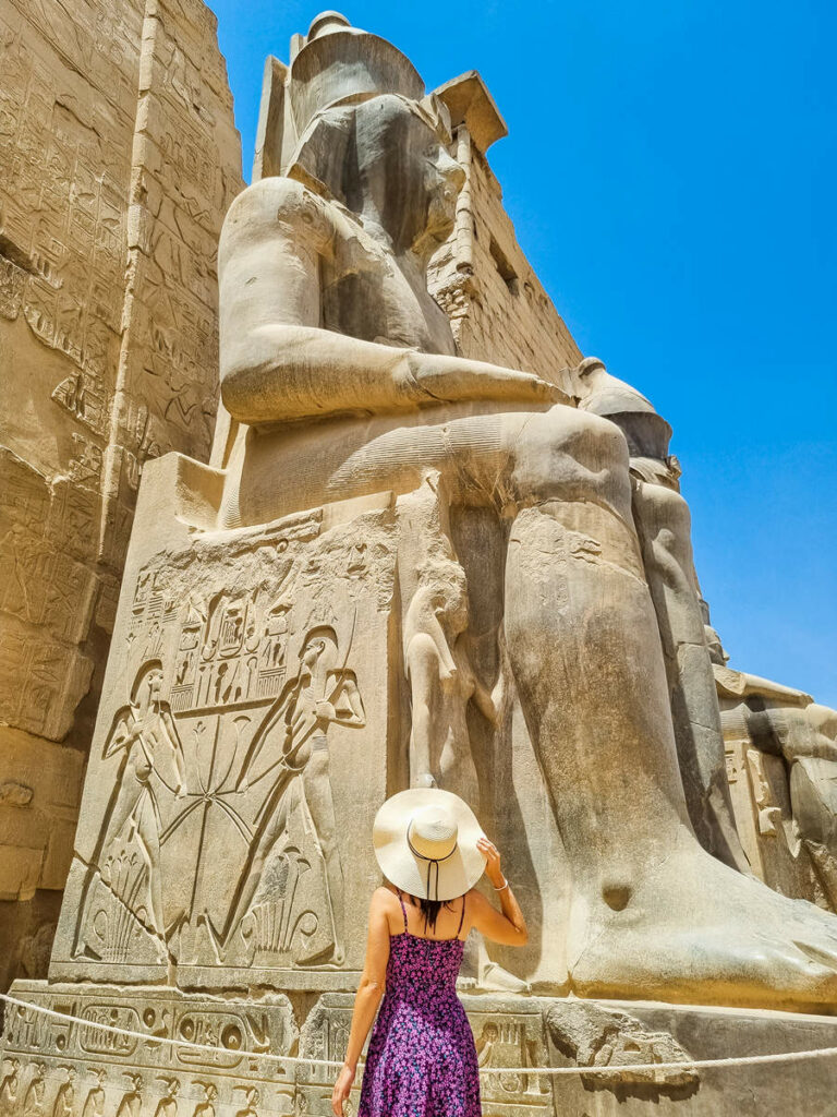 Stauen Ramses II Luxor Tempel