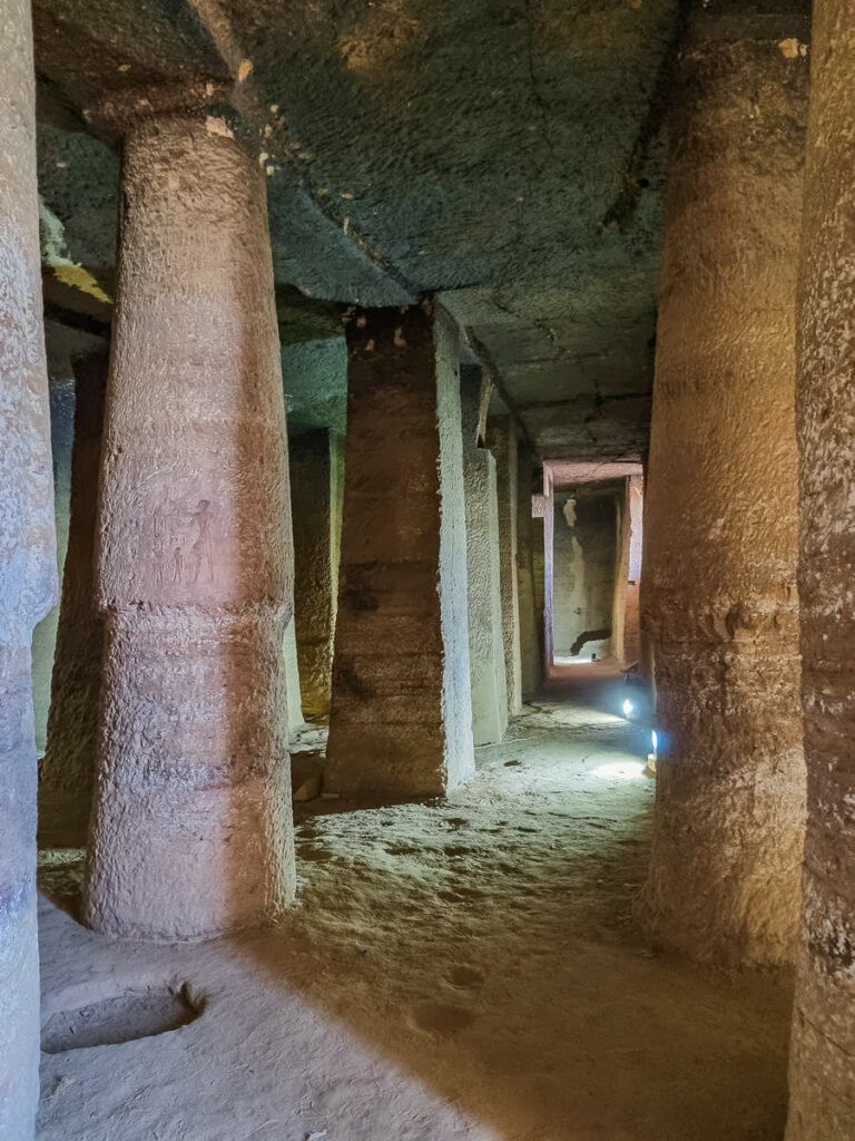 Säulen Grab von Mekho & Sabni