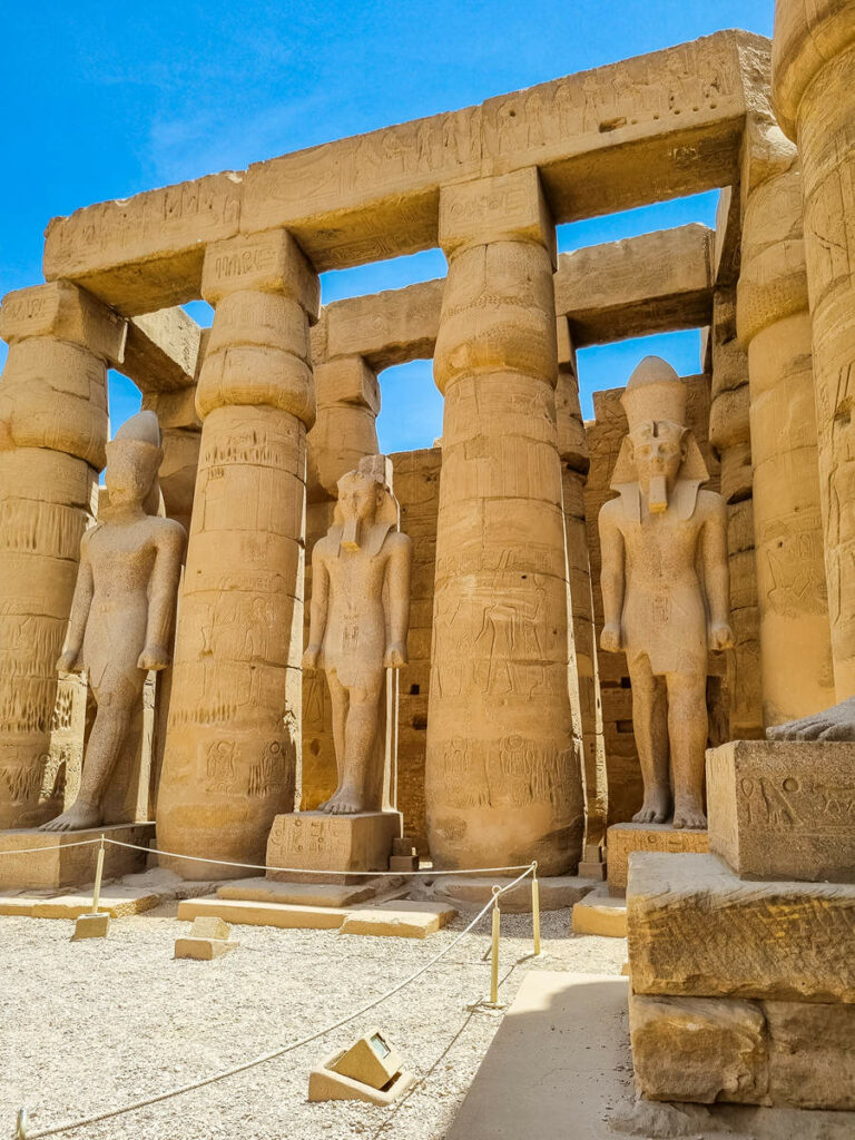 Säulen und Ramses II Statuen Luxor Tempel