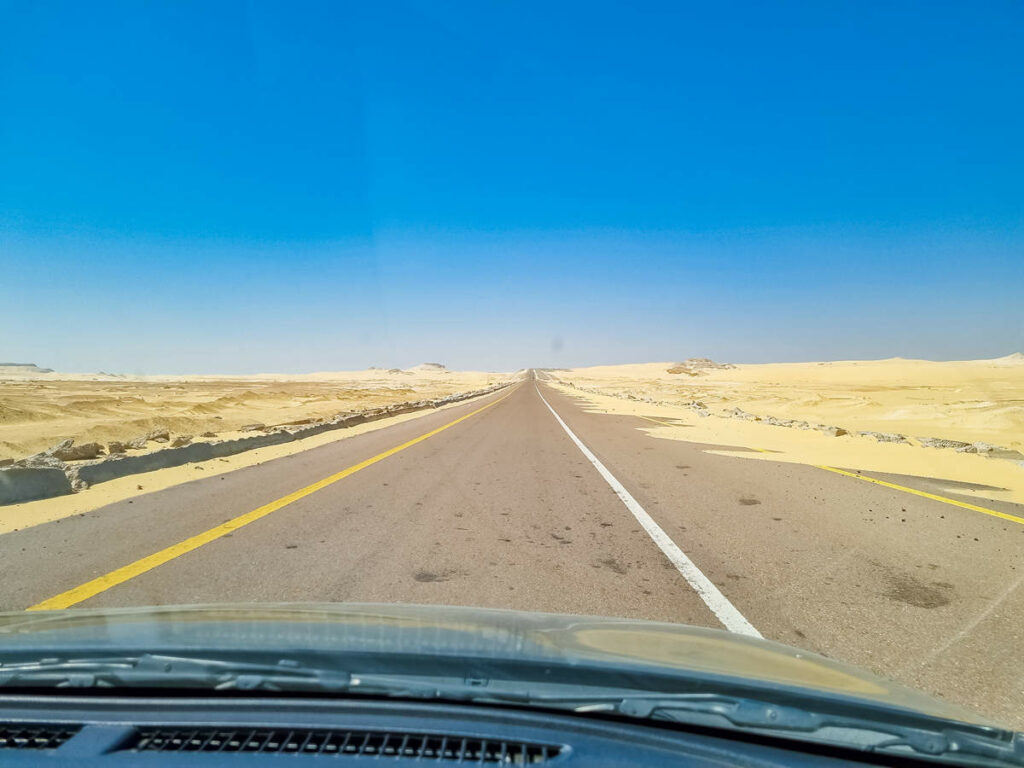 Landstraße nach der Bahariyya-Oase aus Kairo