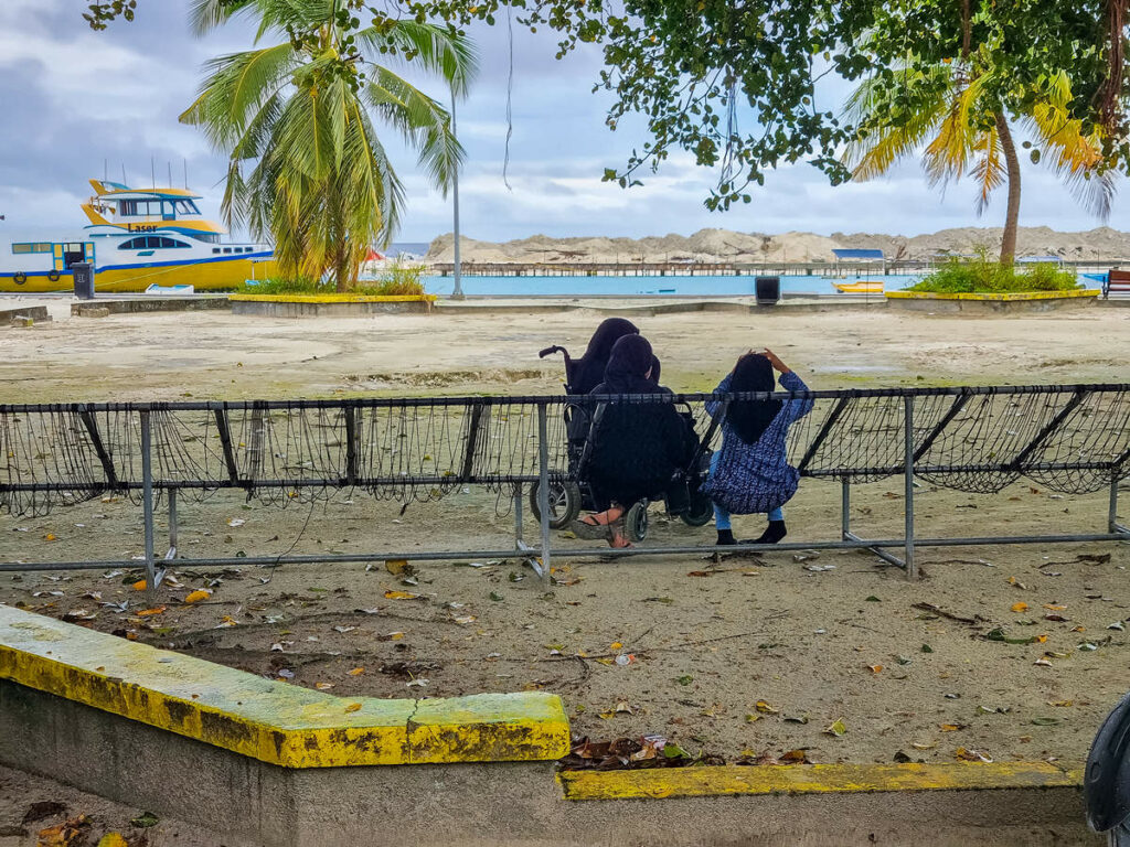 Hafen Ukulhas Einheimischen sitzen